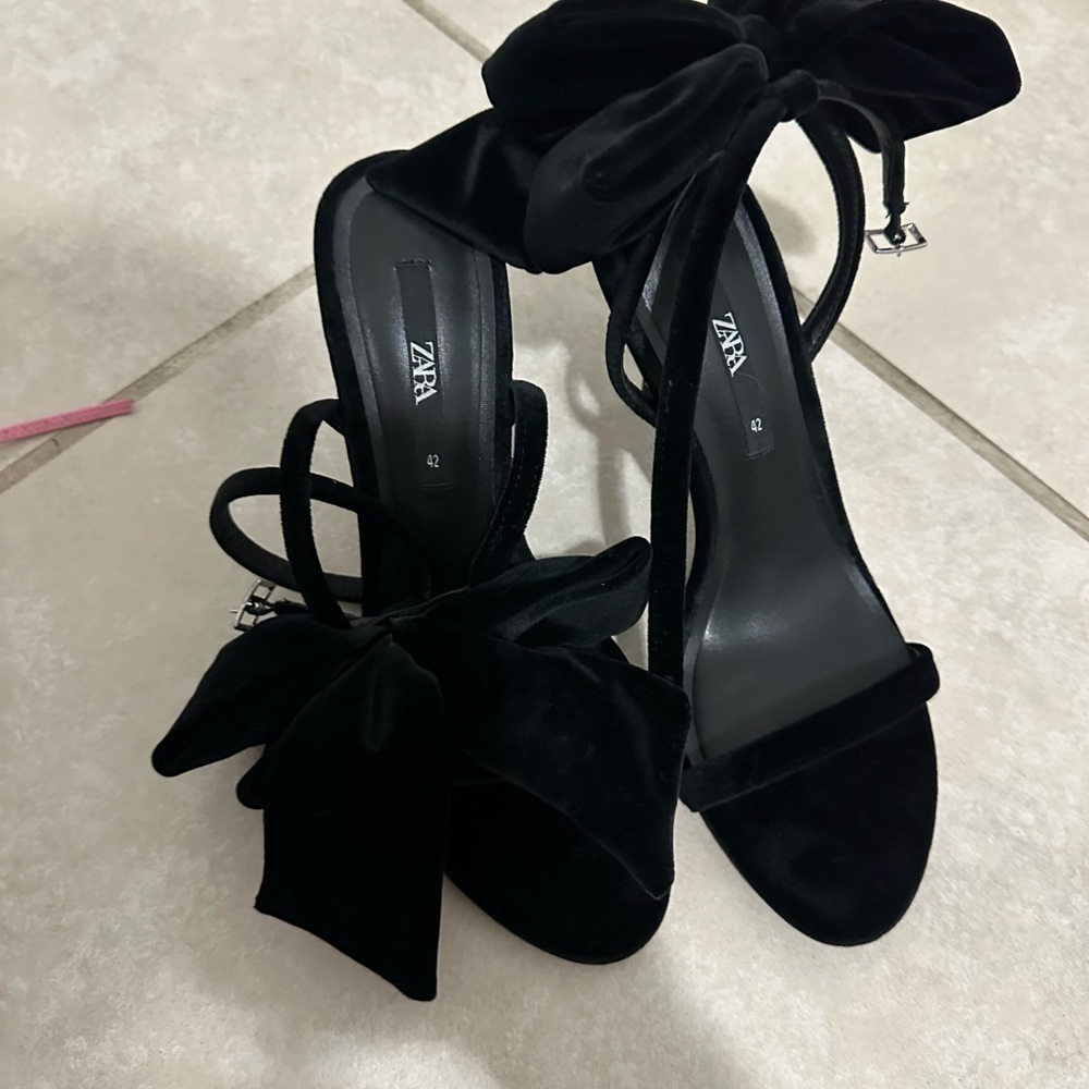 Zara Women's Black Velvet Bow Heels